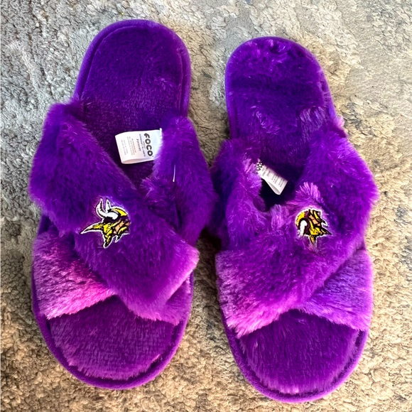 Minnesota Vikings Fuzzy Slippers FOCO New without tags - Picture 1 of 8
